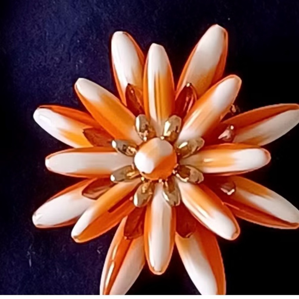 Vintage flower glass bead brooch